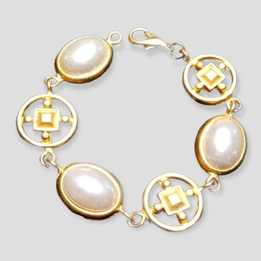 Vintage Mid Century Faux Pearl Brushed Goldtone Metal Lobster Clasp Bracelet - Picture 3 of 12